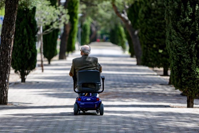 Un anci en cadira de rodes elctrica en un parc de Madrid (Espanya), el 2 de maig de 2020. .