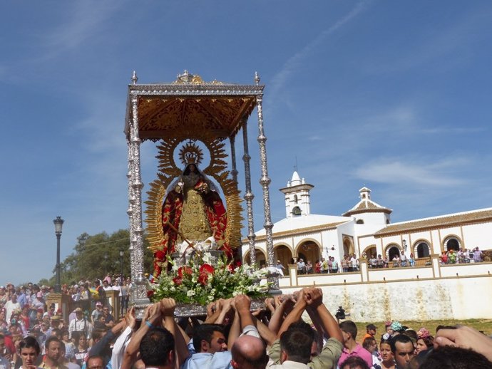 La Virgen de Montemayor frente a la ermita 'Puerta del Cielo'.