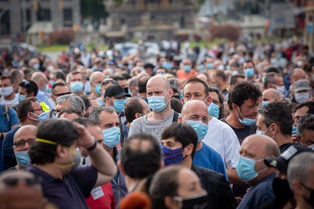 Una multitud de personas durante una nueva manifestación de trabajadores de Nissan, esta vez en la Plaza de España, como protesta por el anuncio, hace dos semanas, del cierre por parte de la compañía de automóviles de las plantas de la Zona Franca. En Bar