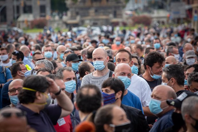 Una multitud de persones durant una nova manifestació de treballadors de Nissan, aquesta vegada a la Plaa d'Espanya, com a protesta per l'anunci, fa dues setmanes, del tancament per part de la companyia d'autombils de les plantes de la Zona Franca. En