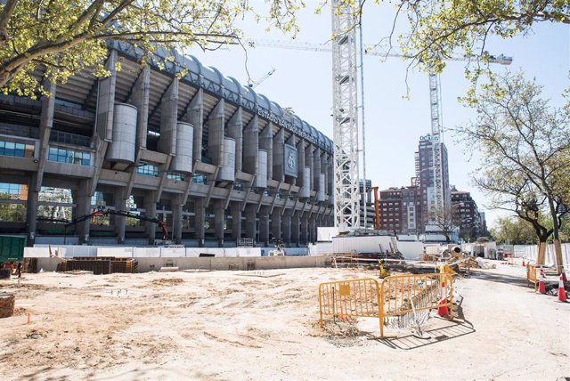 Fachada del Estadio Santiago Bernabéu en obras