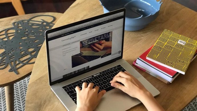 Un estudiante trabaja con un ordenador portátil