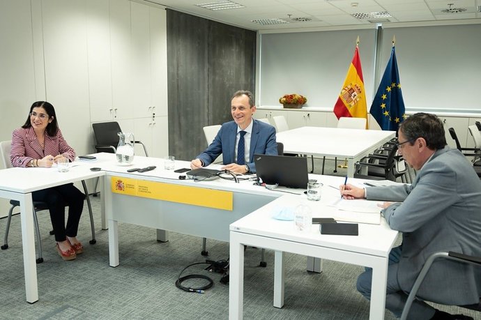 El presidente de Canarias, Ángel Víctor Torres, se ha reunido este jueves con el ministro de Ciencia e Innovación, Pedro Duque, y la ministra de Política Territorial y Función Pública, Carolina Darias, para abordar la instalación del TMT en La Palma