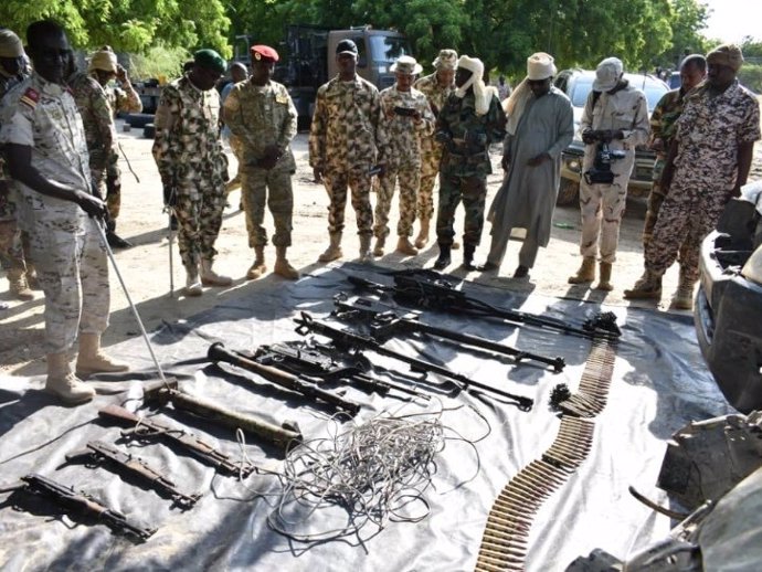 Soldados de Nigeria muestran armamento incautado a Boko Haram