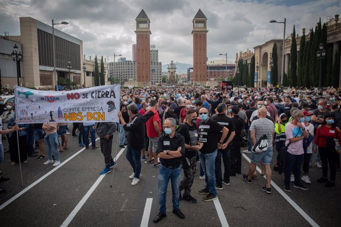 Una multitud de persones es concentra durant una nova manifestació de treballadors de Nissan, aquesta vegada a la Plaa d'Espanya, com a protesta per l'anunci, fa dues setmanes, del tancament per part de la companyia d'autombils de les plantes de la Zo