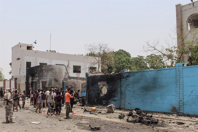 Personas alrededor de una comisaría atacada en la ciudad de Adén, en Yemen