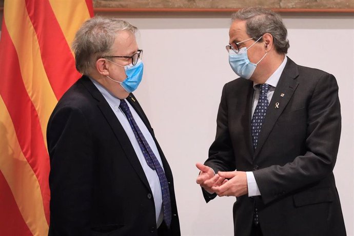 El presidente del Collegi de Metges de Barcelona, Jaume Padrós, y el presidente de la Generalitat, Quim Torra.