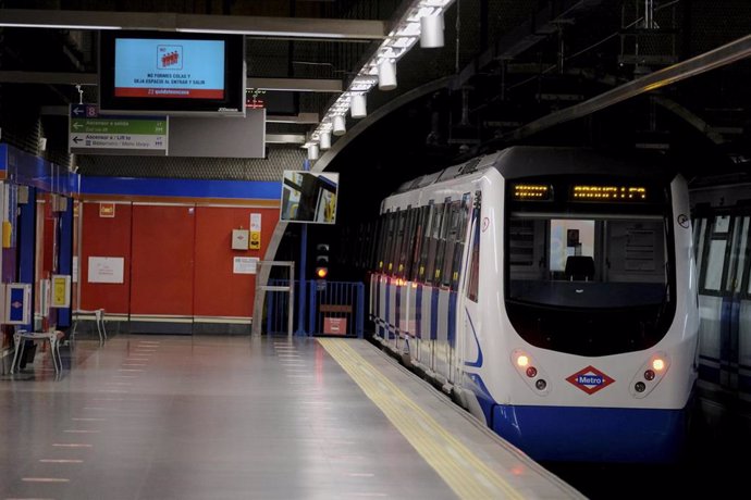 Andén con señales en el suelo en las que se recuerda mantener la distancia interpersonal en la estación de Metro de Madrid de Mar de Cristal.