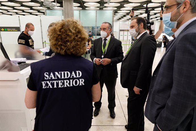 El ministro de Transportes, Movilidad y Agenda Urbana, José Luis Ábalos, ha supervisado, en la tarde de hoy, las medidas de seguridad frente al Covid-19 adoptadas en el Aeropuerto Adolfo Suárez Madrid-Barajas.
