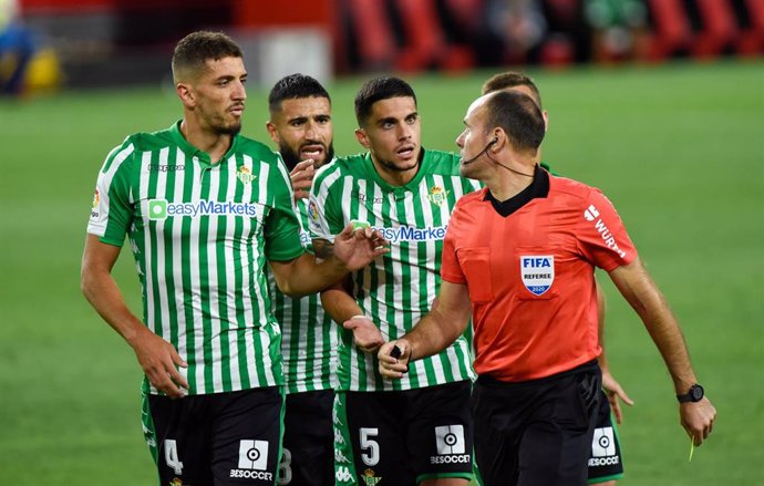 Marc Bartra protesta a Mateu Lahoz por el penalti pitado en el derbi andaluz