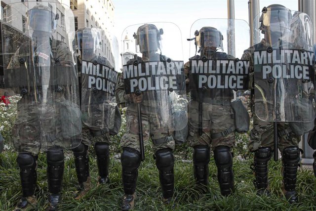 Fuerzas de seguridad estadounidenses en el Parque Lafayette, en las afueras de la Casa Blanca. 