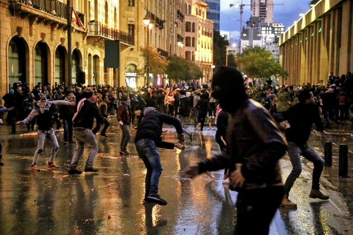 Protestas en Beirut contra la labor del Gobierno en la gestión de la crisis económica que ha puesto al borde una crisis humanitaria y alimenticia a gran parte del país.