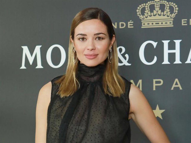 Dafne Fernández posa bellísima para la prensa en un evento de lo más glamouroso