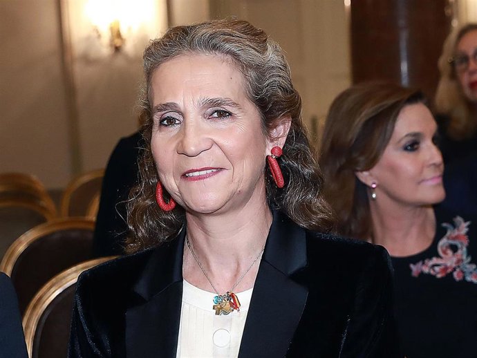 La Infanta Elena luce su elegancia en un evento reciente