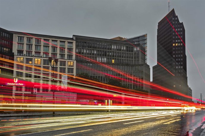 Las luces de los coches pasando ante la Torre Kollhoff en la plaza Leipziger de Berlín