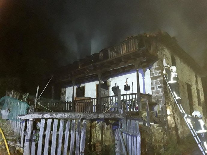 Vvienda incendiada en Camaleño