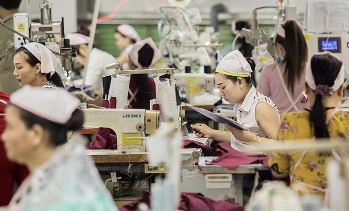Una nueva guía publicada por UNICEF y Norges Bank Investment Management (NBIM) ayudará a las compañías de ropa y calzado a abordar mejor los derechos de los niños en sus cadenas de suministro globales. Menores vietnamitas trabajan en un taller
