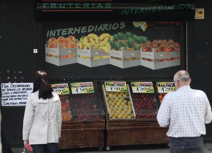 Clientes realizan la compra en una frutería, a 5 de mayo de 2020.