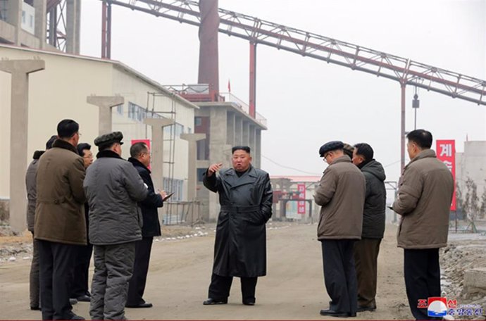 Kim Jong Un en una visita a una fábrica en construcción en Sunchon