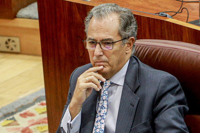 El consejero de Educación y Juventud de Madrid, Enrique Ossorio, sentado en su escaño durante una sesión plenaria en la Asamblea de Madrid (España), a 3 de octubre.