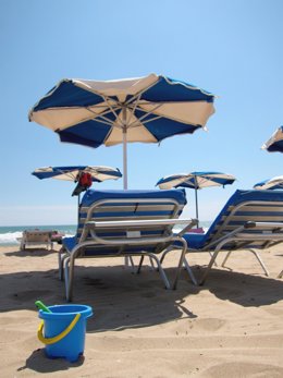 Imagen De Una Playa Con Tumbonas Y Sombrillas 2