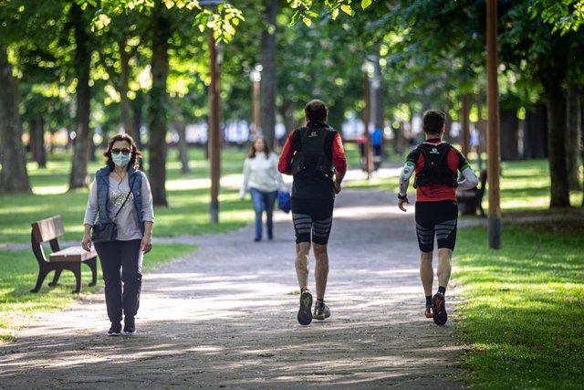 Varias personas salen a correr en el primer día en el que se permite a los mayores de 14 años salir a la calle a dar paseos y a hacer deporte en distintas franjas horarias, en Vitoria/Álava/País Vasco (España) a 2 de mayo de 2020.