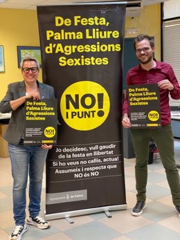 La concejala de Justicia Social, Sonia Vivas, con un cartel de la campañana 'No i punt'