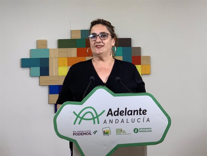 La portavoz adjunta del grupo parlamentario Adelante Andalucía, Ángela Aguilera, en rueda de prensa en una imagen de archivo