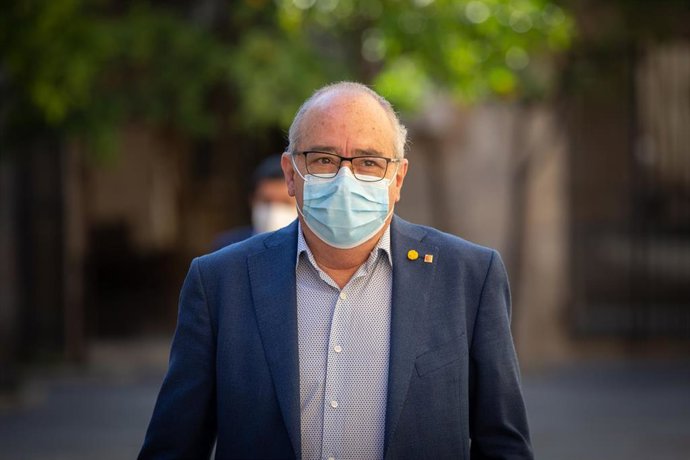 El conseller de Educación de la Generalitat, Josep Bargalló, a su llegada al Palau de la Generalitat el segundo día de la Fase 2 en Catalunya para celebrar el primer Consell Executiu presencial después de que en los últimos tres meses los consejos se ha