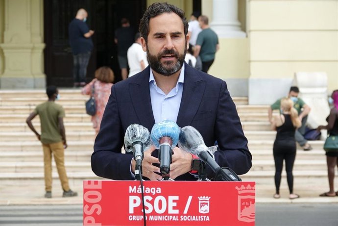 El portavoz del PSOE en el Ayuntamiento de Málaga, Daniel Pérez, durante una comparecencia