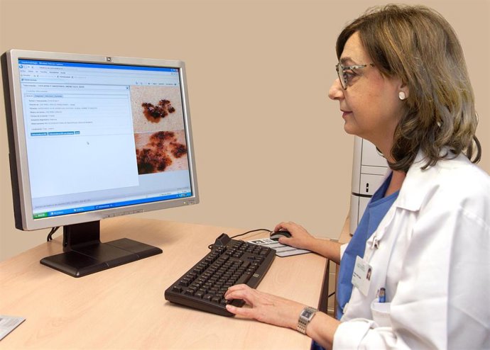 Rosa Corbi, responsable del área de Teledermatología del hospital Virgen del Rocío