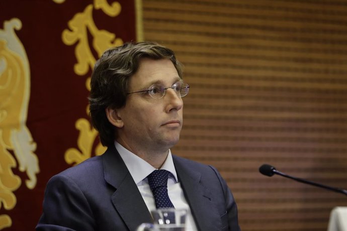 Almeida critica que Podemos quiera "desestabilizar a la Monarquía" con la "cacer