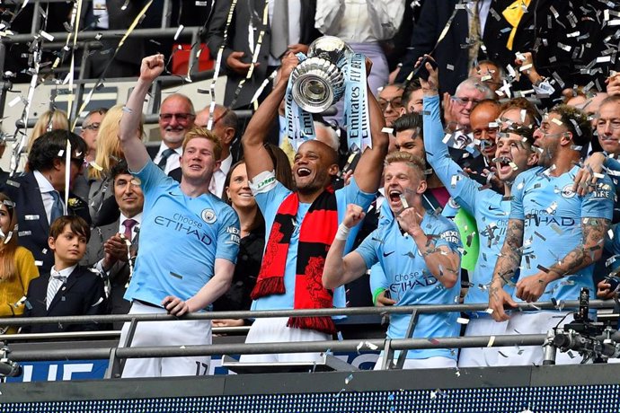 Vincent Kompany (4) of Manchester City lifts the FA Cup in the Royal Box during the English FA Cup, Final football match between Manchester City and Watford on May 18, 2019 at Wembley Stadium in London, England - Photo Graham Hunt / ProSportsImages / DP