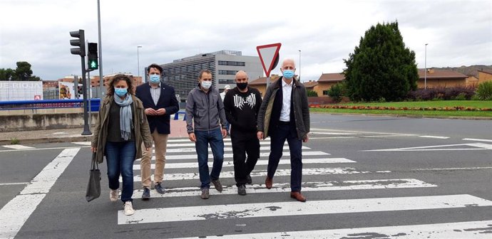 Pablo Hermoso de Mendoza, y los demás miembros del Gobierno municipal, visitan la rotonda de Los Lirios.