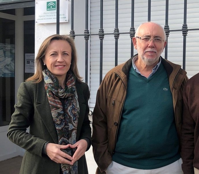 La alcaldesa de Huércal-Overa, Francisca Fernández (PSOE), junto al concejal Obras Públicas, José López (Cs)