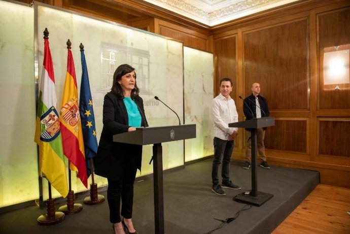 La presidenta de La Rioja, Concha Andreu, en comparecencia de prensa junto a los alcaldes de Aldeanueva y Rincón de Soto