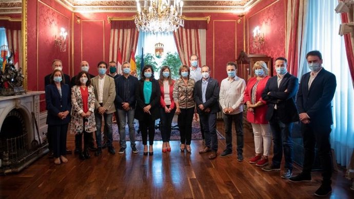 Andreu tras la firma con los alcaldes de más de 2000 habitantes de La Rioja