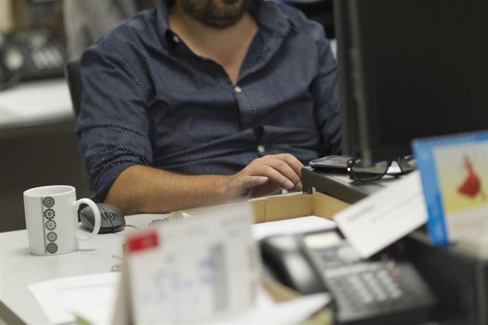 Un trabajador en una oficina.