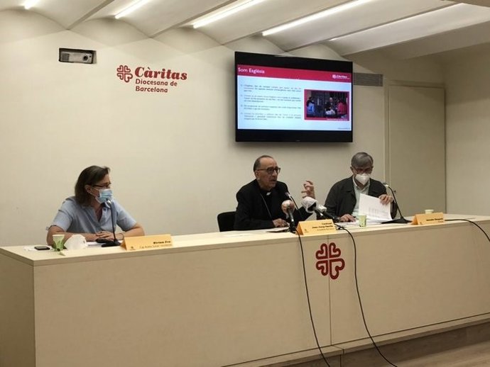 Míriam Feu, el cardenal Juan José Omella y el dtor.Critas Barcelona Salvador Busquets
