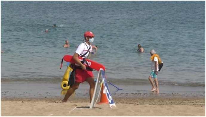 Un socorrista hace labores de vigilancia en una playa de Canarias