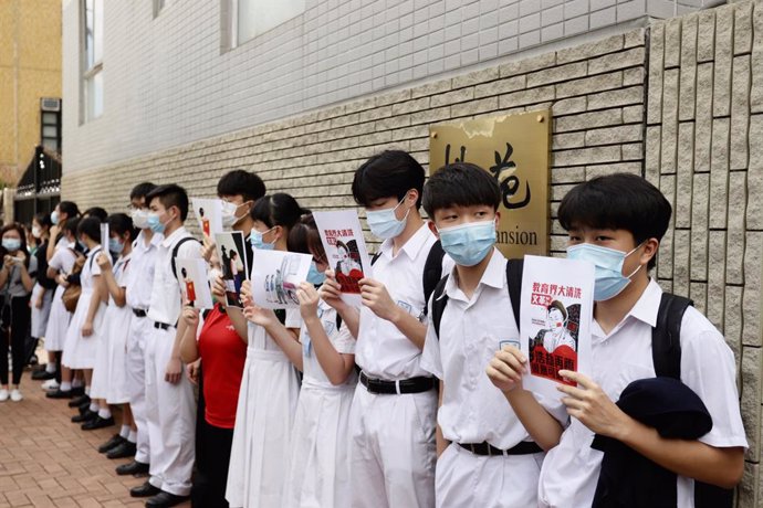 China.- Decenas de estudiantes de Hong Kong forman una cadena humana para protes