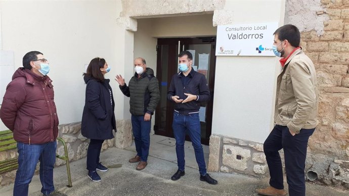 Luis Tudanca (en el centro de la imagen) visita el centro de salud de Valdorros.