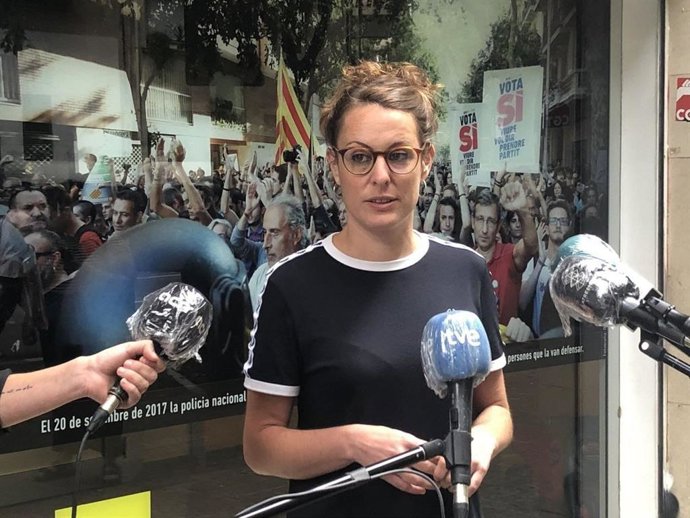 Mireia Vehí (CUP) en declaraciones a los medios.