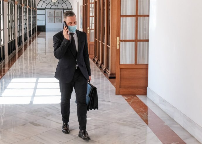 El consejero de Hacienda, Juan Bravo, a su llegada a la comisión del Parlamento de Andalucía.