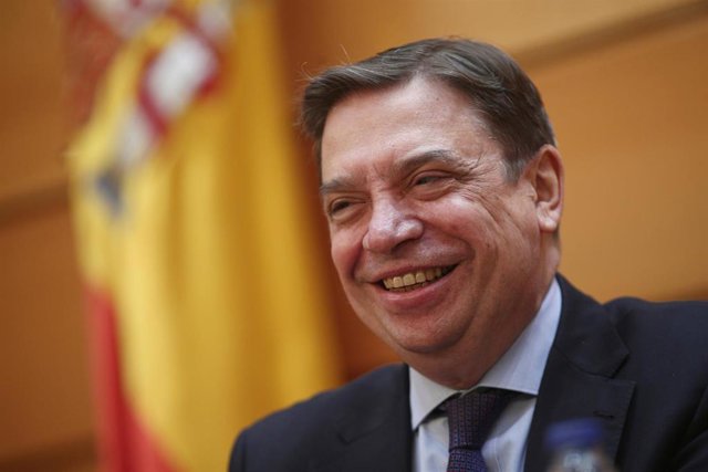 El ministro de Agricultura, Pesca y Alimentación, Luis Planas comparece ante la comisión del ramo en el Senado para informar sobre las líneas generales de su Departamento, en Madrid (España), a 12 de junio de 2020.