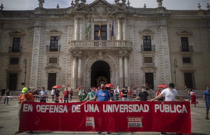 Concentración convocada por los sindicatos CCOO y UGT contra los recortes de la Junta de Andalucía a las universidades, foto de archivo