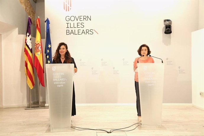 Las conselleras Costa y Santiago tras la rueda de prensa del Consell de Govern.