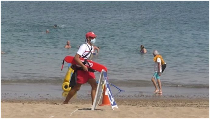 Un socorrista hace labores de vigilancia en una playa de Canarias