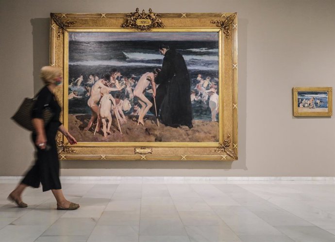 Una persona observa las obras disponibles en las salas de la Fundación Bancaja, 