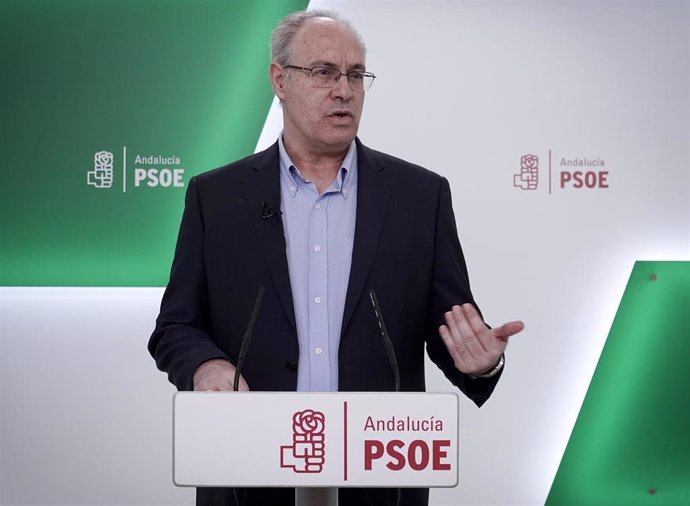 El parlamentario del PSOE-A Juan Pablo Durán, en rueda de prensa.